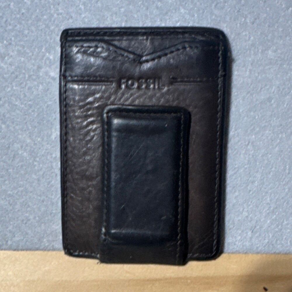 Fossil Men's Black Folding Wallet Solid Pattern with Logo Accent, Flip-Out